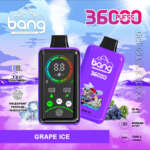 Purple Bang 36000 Grape Ice wegwerpvape-apparaat met een rechthoekig scherm met zwarte dop en bijpassende paarse podverpakking, weergegeven tegen een pastelpaarse bewolkte achtergrond met druiven en ijsblokjes.