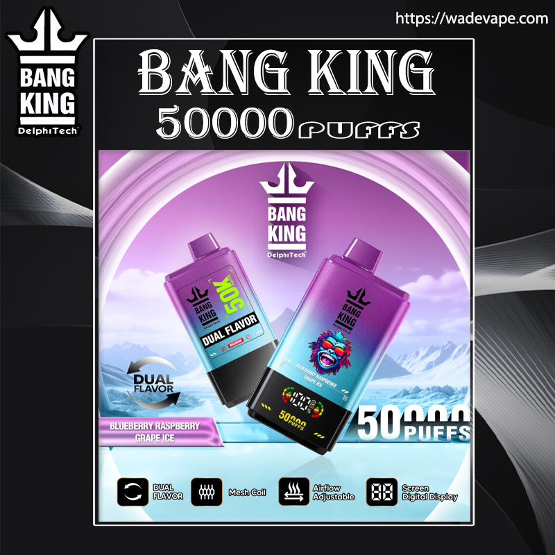 Zdjęcie w stylu reklamy przedstawiające dwa jednorazowe urządzenia do waporyzacji Bang King w kolorze fioletowo-niebieskim, z logo korony, oznaczone 50 000 zaciągnięć i 'Dual Flavour' (jagodowy, malinowo-winogronowy lód) na lodowatym górskim tle, z ikonami wskazującymi wężownicę siatkową, regulowany przepływ powietrza i cyfrowy wyświetlacz na ekranie.