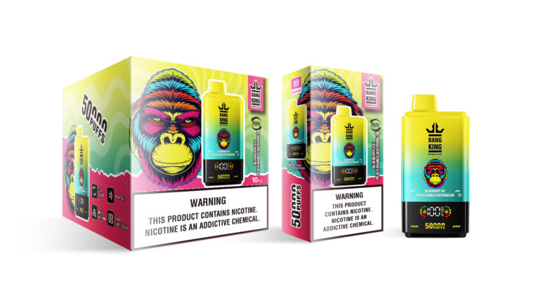 Dwa pudełka produktów Bang King w jaskrawych kolorach i pasujące do nich urządzenie jednorazowego użytku w kolorze od żółtego do turkusowego, ze stylizowanym logo małpy i wyraźnym ostrzeżeniem, że produkt zawiera nikotynę, substancję chemiczną uzależniającą.