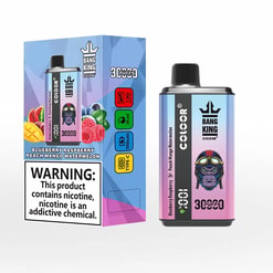 Een kleurrijke wegwerpvape van Bang King en de bijbehorende doos met een paars-roze gradiënt-pod met een zwart mondstuk en een aap-met-bril-logo, smaakpictogrammen voor bosbessen, frambozen, perzik-mango en watermeloen, '3000'-wolken en een prominent nicotinewaarschuwingslabel op de doos.