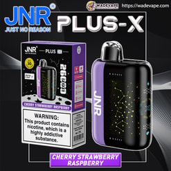 Verpakt JNR PLUS-X vape-apparaat en doos tegen een donkere achtergrond, met een glanzende paars-zwarte pod met een geel stippenpatroon in sterrenbeeldstijl en JNR-logo, prominente PLUS-X-branding, een paars Cherry Strawberry Raspberry-smaaklabel en een grote nicotinewaarschuwing op de doos.