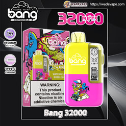 Helder geel-roze Bang wegwerpvape-apparaat naast de bijpassende doos op een donkere promotionele achtergrond, prominent gelabeld 32000 PUFFS met watermeloen-kauwgomsmaak, kleurrijke cartoonillustraties, 850mAh en Type-C oplaadpictogrammen, een digitaal display op het apparaat en een nicotinewaarschuwingspaneel op de doos.