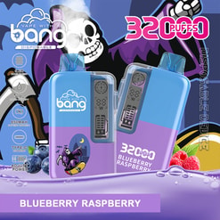 Twee blauw-paarse wegwerpvape-apparaten met transparante mondstukken en digitale displays, gemerkt Bang en gelabeld Blueberry Raspberry met 32.000 trekjes, op een paarse achtergrond met een cartoon Magere Hein, bosbessen en frambozen en kleine pictogrammen die de specificaties aangeven (32 ml, 650 mAh, Type-C opladen).
