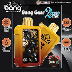 Promotieposter met een geelgouden wegwerpvape van Bang Gear met een transparante voorkant waarop zwarte tandwielen zichtbaar zijn en een klein LCD-scherm, met het opschrift 'Bang Gear 20000 puffs' en omgeven door pictogrammen voor 1,0 mesh, 25 ml volume, 500 mAh batterij en Type-C opladen, met een WadeVape-logo en websiteadres.
