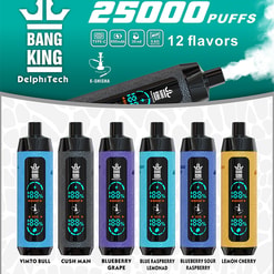 Promotieposter voor Bang King DelphiTech e-shisha met een groenblauw kopje waarop reclame wordt gemaakt voor 25.000 trekjes en iconen voor Type-C opladen, 650 mAh batterij, 30 ml e-vloeistof en 0,6 Ω mesh-spoel, met zes gekleurde wegwerpvape-apparaten eronder met de opschriften Vimto Bull, Cush Man, Blueberry Grape, Blue Raspberry Lemonade, Blueberry Sour Raspberry en Lemon Cherry en gestileerde damp aan de rechterkant.