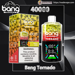Productfoto van een Bang Tornado wegwerpvape en zijn gouden geometrische verpakking: de doos toont specificaties (40 ml, 850 mAh, Type-C), een nicotinewaarschuwing en 'Energy Drink'-smaak, terwijl de flesvormige vape een rood-naar-geel verloop heeft, een digitale trekjesteller met reclame voor 4000 trekjes en wadevape.com-branding op een donkere abstracte achtergrond