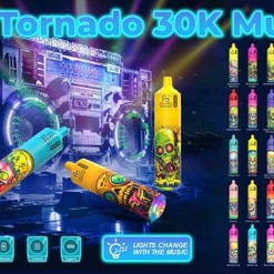 Obrazek promocyjny jednorazowych waporyzatorów Tornado 30K Music przedstawiający trzy duże kolorowe urządzenia z czaszką i neonową grafiką przed świecącym boomboxem i światłami scenicznymi, prawą siatkę wielu urządzeń w różnych kolorach oraz ikonę informującą, że światła zmieniają się wraz z muzyką
