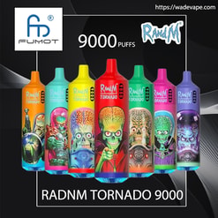 Reklama przedstawiająca rząd ośmiu jednorazowych waporyzatorów RadNM Tornado 9000 w jaskrawych kolorach z kreskówkową grafiką kosmitów i czaszek, dużym tekstem "9000 puffów", logo Fumot i nazwą produktu na ciemnym tle.