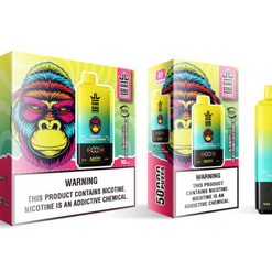 Dwa pudełka produktów Bang King w jaskrawych kolorach i pasujące do nich urządzenie jednorazowego użytku w kolorze od żółtego do turkusowego, ze stylizowanym logo małpy i wyraźnym ostrzeżeniem, że produkt zawiera nikotynę, substancję chemiczną uzależniającą.