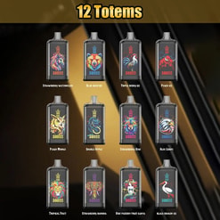 Promotieposter met de titel “12 Totems” toont een 3x4 raster van slanke zwarte rechthoekige vape-apparaten met mondstukken, elk gemarkeerd met “3000” en voorzien van opvallende, kleurrijke kunstwerken met dierenthema en smaaknamen (bijvoorbeeld Strawberry Watermelon, Blue Razz Ice, Triple Berry Ice, Peach Ice, Peach Mango, Double Apple, Strawberry Kiwi, Aloe Grape, Tropical Fruit, Strawberry Banana, Kiwi Passion Fruit Guava en Black Dragon Ice) tegen een gouden en zwarte diagonale achtergrond.