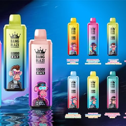 Kolorowa ekspozycja produktów zawierająca wiele jednorazowych urządzeń vape 4 w 1 Bang Blaze o pojemności 60 000 zaciągnięć w gradientowych pastelowych kolorach, każde z logo korony i postacią z kreskówek małpy, pokazane na niebieskim, kosmicznym tle z odbiciami wody i małymi ikonami oznaczającymi 650 mAh, ładowanie typu C, 1,0 Ω i wyświetlacz cyfrowy.