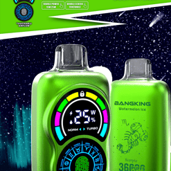 Groene BANGKING vape-advertentie met twee metallic groene apparaten: één aan de voorkant met kleurrijke dubbele digitale schermen die kracht, luchtstroom en een vingerafdruk/zodiac-wiel weergeven, en één aan de achterkant met het label Watermelon Ice en Scorpio 36 puffs tegen een sterrenhemel op de achtergrond van het poollicht.