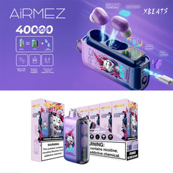 Paars AiRMEZ XBEATS 2-in-1 vape- en TWS-oordopjesapparaat met een afbeelding van een wit konijn, een smart-screen oplaadcassette met gloeiende paarse oordopjes, een prominente "4000 puffs"-branding en gestapelde productdozen van aardbeien, watermeloen en druiven met een nicotinewaarschuwing.