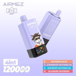 Dwa lawendowe jednorazowe urządzenia do waporyzacji 4 w 1 AiRMEZ FOX z czarnymi podstawami, jedno przedstawiające rysunkowego lisa w kapeluszu i okularach przeciwsłonecznych, oznaczone 120 000 zaciągnięć, ustawione na bladofioletowym tle z kluczowym smakiem zawierającym listę Arbuzowy lód, Truskawkowy arbuz, Malinowy arbuz i Jagodowa malina.