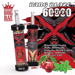 Zdjęcie promocyjne przedstawiające dwa jednorazowe długopisy vape Bang Blaze z czerwono-czarną grafiką diabła, wiśniami i liśćmi mięty oznaczającymi smak mięty wiśniowej oraz wydrukowaną specyfikacją stwierdzającą 60 000 zaciągnięć, pojemność e-liquidu 40 ml, baterię 1000 mAh i cewkę siatkową 0,6 Ω.