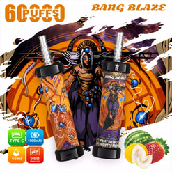 Dwa ozdobne cylindryczne urządzenia vape Bang Blaze z mityczną pomarańczowo-fioletową grafiką na pasującym kosmicznym tle, oznaczone '6 Puffs' i 'Wheel of Fortune' o smaku arbuzowo-truskawkowo-melonowym, z obrazami owoców (arbuza, melona i truskawki) oraz ikonami wskazującymi ładowanie typu C, baterię 1000 mAh, 40 ml e-liquidu i cewkę z siatki 0.6Ω.