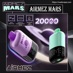 Twee Airmez Mars-vape-apparaten – een paars model met ruimtethema en een mintgroen model – zweven op een donkere, futuristische achtergrond met Airmez Mars-branding, voorzien van pictogrammen voor dual mesh-spoel, ‘Jump to Mars (boosted)’-modus en meeslepende 360°-weergave, vetgedrukte tekst met 2000 PUFFS en een kleine website-URL.