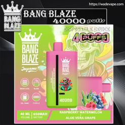 Kolorowe opakowanie produktu do jednorazowego waporyzatora Bang Blaze przedstawiające różowo-zielone urządzenie gradientowe z logo korony i grafiką czaszki, oznaczone 40 000 zaciągnięć i przedstawiające ikony o smaku maliny, arbuza, aloesu i winogron oraz specyfikacje (objętość 40 ml, bateria 650 mAh) na żywym tle