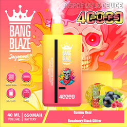 Jasnożółty do różowego jednorazowy waporyzator z gradientem, oznaczony jako BANG BLAZE, z baterią 650 mAh i pojemnością 40 ml, przedstawiający ikony cewki siatkowej, USB-C, zbiornika oleju i elementów sterujących suwakiem, tekst o smaku ‘Gummy Bear / Raspberry Black Glitter’ obok żelek i jagód na żywym, płonącym tle czaszki.