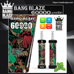 Obraz reklamowy jednorazowego vape Bang Blaze przedstawiający duże, czarno-zielone opakowanie '60000 zaciągnięć' z grafiką w kształcie czaszki i szaty, dwa cylindryczne urządzenia do waporyzacji ze wzorem, ikony ładowania typu C, baterię 1000 mAh, 40 ml e-liquidu i cewkę z siatką 0.6 Ω, logo korony, liście mięty sugerujące chłodny smak mięty oraz adres URL strony internetowej w górnym rogu.