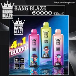 Zdjęcie promocyjne przedstawiające trzy kolorowe jednorazowe urządzenia do waporyzacji 4 w 1 Bang Blaze 60000 — różowo-fioletowe, limonkowo-zielone i różowo-złote — każde opatrzone logo korony i ilustracją kreskówkowej małpy, z dużym tekstem BANG BLAZE 60000 4w1, ikonami baterii 650 mAh, typem C i wyświetlaczem cyfrowym oraz odblaskowym niebieskim tłem kosmicznej wody.