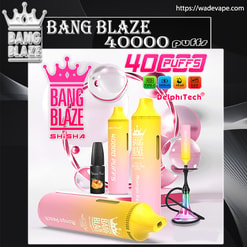 Trzy jednorazowe urządzenia do waporyzacji Bang Blaze Shisha w kolorze od żółtego do różowego, z logo w kształcie korony i wyraźnym brandingiem "40000 puffów", przedstawione z błyszczącymi różowymi bąbelkami, małą stylizowaną fajką wodną i ikonami produktów na biało-czarnym tle promocyjnym.